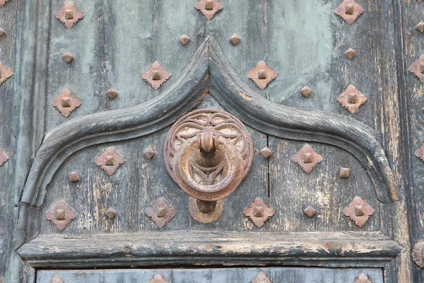 Girona régi ajtón kopogtató — Stock Fotó