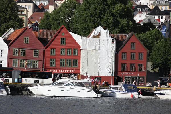 BERGEN, NORWAY - CIRCA JULY 2012: Tourists and locals stroll alo — Stock Photo, Image