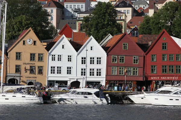 BERGEN, NORWAY - CIRCA JULY 2012: Tourists and locals stroll alo — Stock Photo, Image