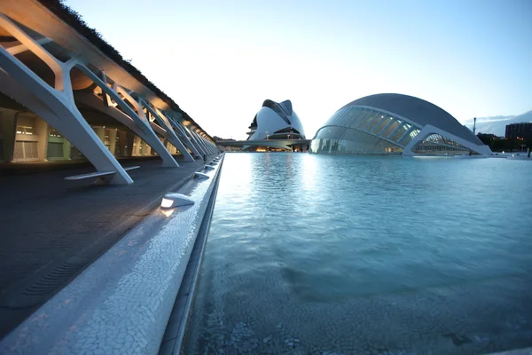 Valencia, Spanyolország: tájat, a hemisferic és a palau de les arts reina sofia — Stock Fotó