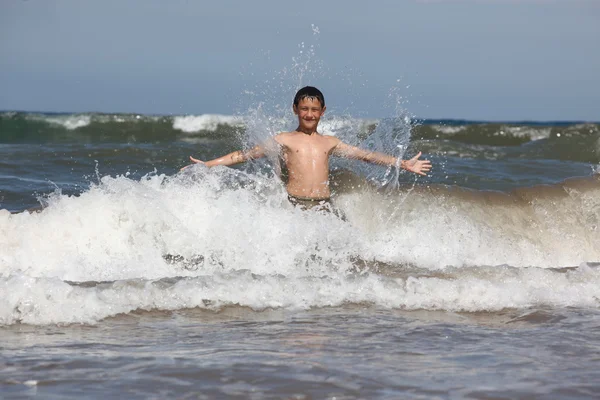 Αγόρι στην παραλία στη Βαλένθια — Φωτογραφία Αρχείου
