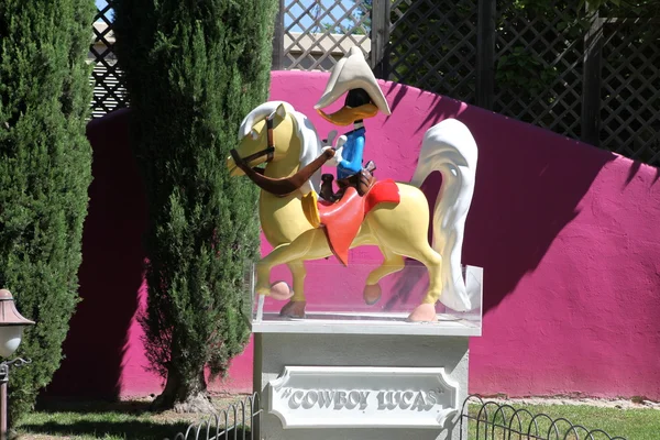 Tecknad anka rida på häst. Warner brothers park. Spanien — Stockfoto