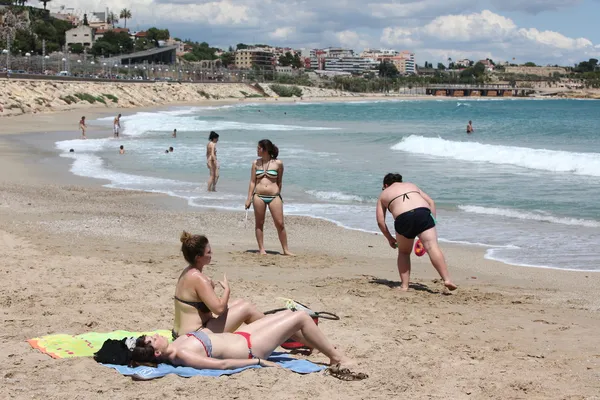 Turystów na plaży w Hiszpanii — Zdjęcie stockowe