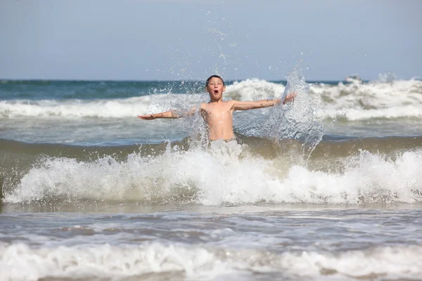 Pojke på stranden i valencia — Stockfoto