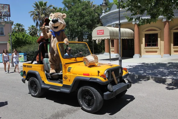 Bear in jeep. Warner brothers park in Spain — Stock Photo, Image