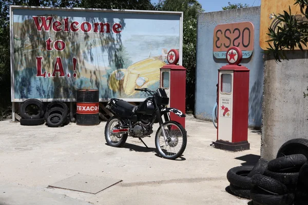 Bicicleta en gasolinera. Parque de hermanos Warner en Madrid —  Fotos de Stock