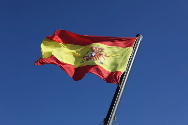 Bandera de España ondeando en Blue Cloudscape Sky — Foto de Stock