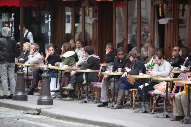 Paris - 27 Nisan: parisians ve turistik zevk yemek ve içecekler, paris, Fransa-27 Nisan 2013 tarihinde kaldırım kafe