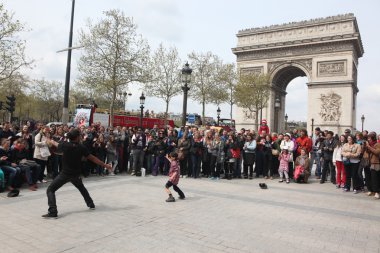 Paris - 27 Nisan:: b-boy bazı breakdance yaparken hamle önünde bir sokak kalabalığı zafer, 27 Nisan 2013, paris, Fransa arch adlı