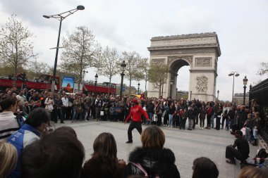 Paris - 27 Nisan:: b-boy bazı breakdance yaparken hamle önünde bir sokak kalabalığı zafer, 27 Nisan 2013, paris, Fransa arch adlı