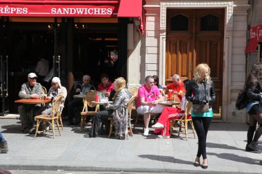 Paris - 27 Nisan: parisians ve turistik zevk yemek ve içecekler, paris, Fransa-27 Nisan 2013 tarihinde kaldırım kafe