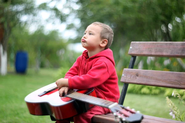 Kleine jongen met gitaar dromen — Stockfoto