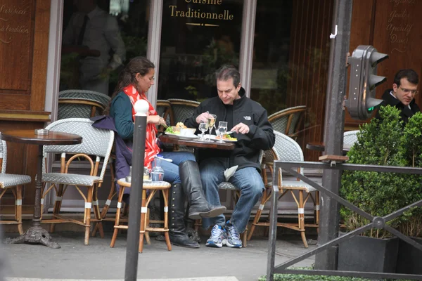 PARÍS - 27 DE ABRIL: Los parisinos y los turistas disfrutan de comer y beber en la acera de la cafetería en París, Francia, el 27 de abril de 2013 —  Fotos de Stock