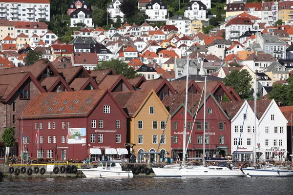 Bergen, Norwegia - około lipca 2012: turystów i mieszkańców spacer wzdłuż wpisanego na listę Światowego Dziedzictwa UNESCO, bryggen, lipca 2012 roku w bergen — Zdjęcie stockowe