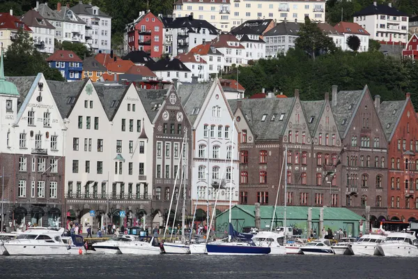 BERGEN, NORVEGIA - CIRCA LUGLIO 2012: Turisti e gente del posto passeggiano lungo il patrimonio mondiale dell'UNESCO, Bryggen, luglio 2012 a Bergen — Foto Stock