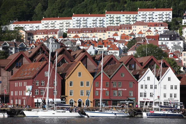 Bergen, Norwegia - około lipca 2012: turystów i mieszkańców spacer wzdłuż wpisanego na listę Światowego Dziedzictwa UNESCO, bryggen, lipca 2012 roku w bergen — Zdjęcie stockowe