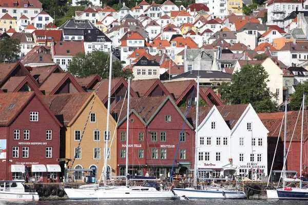 Bergen, Norwegia - około lipca 2012: turystów i mieszkańców spacer wzdłuż wpisanego na listę Światowego Dziedzictwa UNESCO, bryggen, lipca 2012 roku w bergen — Zdjęcie stockowe