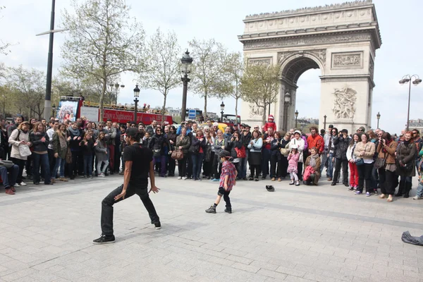 PARIS - 27 AVRIL : : Un B-boy fait quelques breakdance devant une foule de rue, à l'Arc de Triomphe, le 27 avril 2013, Paris, France — Photo