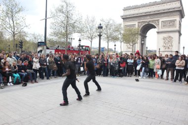 Paris - 27 Nisan:: b-boy bazı breakdance yaparken hamle önünde bir sokak kalabalığı zafer, 27 Nisan 2013, paris, Fransa arch adlı