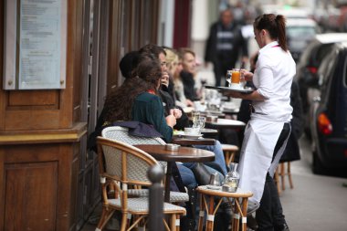 Paris - 27 Nisan: parisians ve turistik zevk yemek ve içecekler, paris, Fransa-27 Nisan 2013 tarihinde kaldırım kafe