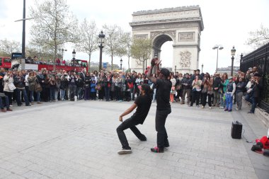 Paris - 27 Nisan:: b-boy bazı breakdance yaparken hamle önünde bir sokak kalabalığı zafer, 27 Nisan 2013, paris, Fransa arch adlı
