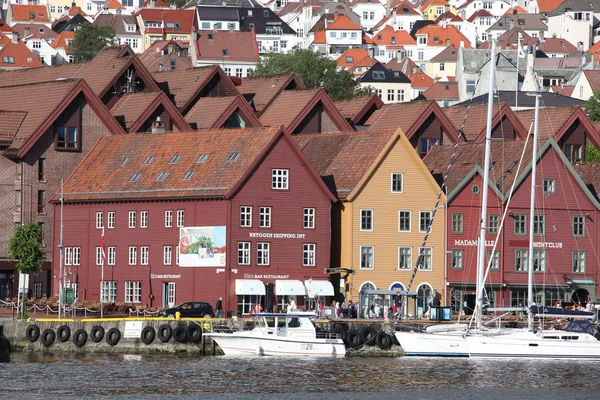 Bergen, Norwegia - około lipca 2012: turystów i mieszkańców spacer wzdłuż wpisanego na listę Światowego Dziedzictwa UNESCO, bryggen, lipca 2012 roku w bergen — Zdjęcie stockowe