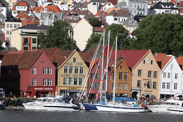 Bergen, Norwegia - około lipca 2012: turystów i mieszkańców spacer wzdłuż wpisanego na listę Światowego Dziedzictwa UNESCO, bryggen, lipca 2012 roku w bergen — Zdjęcie stockowe