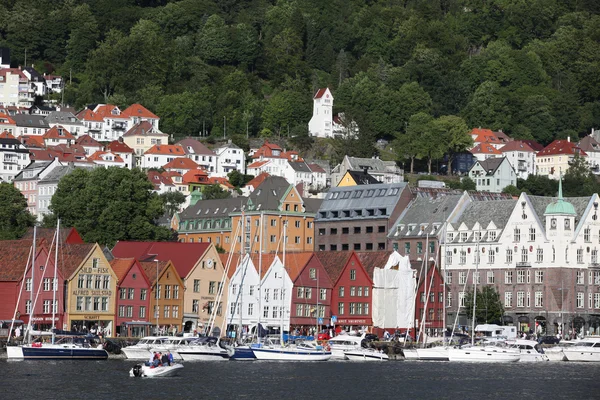 BERGEN, NORWAY - CIRCA JULY 2012: Tourrists and locals stroll along the UNESCO World Heritage Site, Bryggen, July 2012 in Bergen — стоковое фото