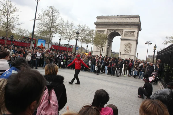 PARIS - APRIL 27:: B-boy doing some breakdance moves in front a street crowd, at Arch of Triumph, April 27 2013, Paris, France — Stock Photo, Image