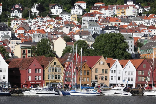 BERGEN, NORUEGA - CIRCA JULIO 2012: Turistas y lugareños pasean por el Patrimonio de la Humanidad de la UNESCO, Bryggen, julio 2012 en Bergen — Foto de Stock