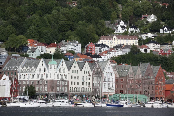 BERGEN, NORUEGA - CIRCA JULIO 2012: Turistas y lugareños pasean por el Patrimonio de la Humanidad de la UNESCO, Bryggen, julio 2012 en Bergen — Foto de Stock