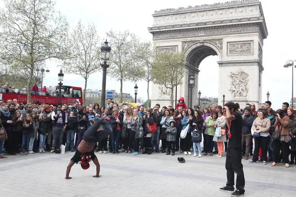 PARIS - APRIL 27:: B-boy doing some breakdance moves in front a street crowd, at Arch of Triumph, April 27 2013, Paris, France — Stock Photo, Image