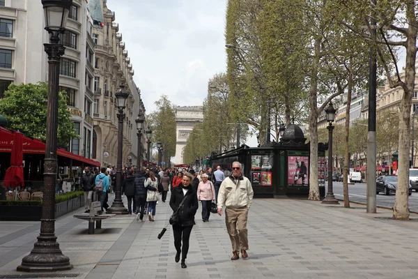 PARIS, 27 AVRIL : Des locaux et des touristes sur l'avenue des Champs-Élysées le 27 avril 2013 — Photo