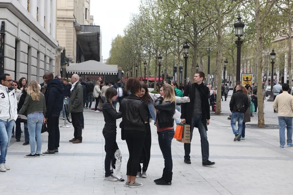 PARIS, 27 AVRIL : Des locaux et des touristes sur l'avenue des Champs-Élysées le 27 avril 2013 — Photo
