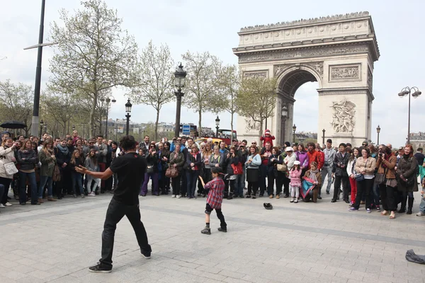 Paris - 27 april:: b-boy gör vissa breakdance rör sig framför en gatan folkmassa, arch av triumf, april 27 2013, paris, Frankrike — Stockfoto