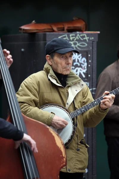 PARIGI - 27 APRILE: Un musicista non identificato suona davanti al pubblico all'aperto — Foto Stock