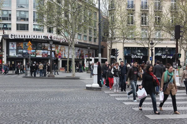 Parijs, 27 april: lokale en tourisrs op de avenue des champs-elysees op 27 april 2013 — Stockfoto