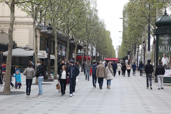 Parijs, 27 april: lokale en tourisrs op de avenue des champs-elysees op 27 april 2013 — Stockfoto