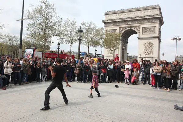 Paris - 27 april:: b-boy gör vissa breakdance rör sig framför en gatan folkmassa, arch av triumf, april 27 2013, paris, Frankrike — Stockfoto