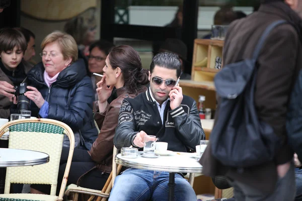 PARÍS - 27 DE ABRIL: Los parisinos y los turistas disfrutan de comer y beber en la acera de la cafetería en París, Francia, el 27 de abril de 2013 —  Fotos de Stock