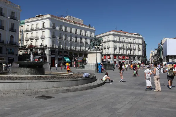 Madrid - 15 juni: människor på puerta del sol nära monument till carlos iii, 15 juni 2013, madrid, Spanien — Stockfoto