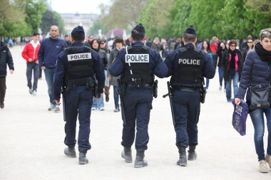 Paris - 27 Nisan: Fransız polisi kontrol için güzel dinlenme-lacals ve Turizm, paris Caddesi 27 Nisan 2013, Fransa