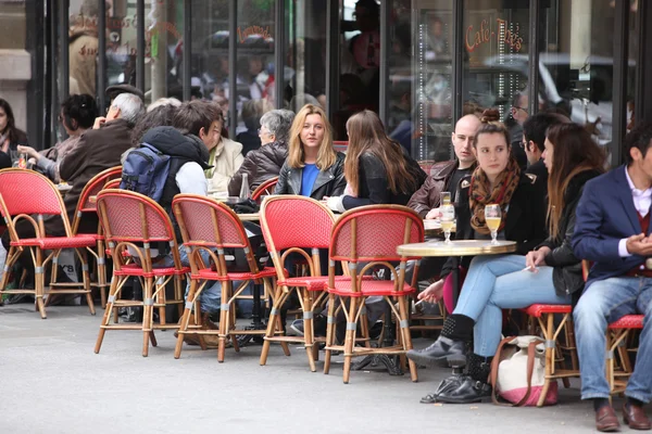 PARÍS - 27 DE ABRIL: Los parisinos y los turistas disfrutan de comer y beber en la acera de la cafetería en París, Francia, el 27 de abril de 2013 —  Fotos de Stock