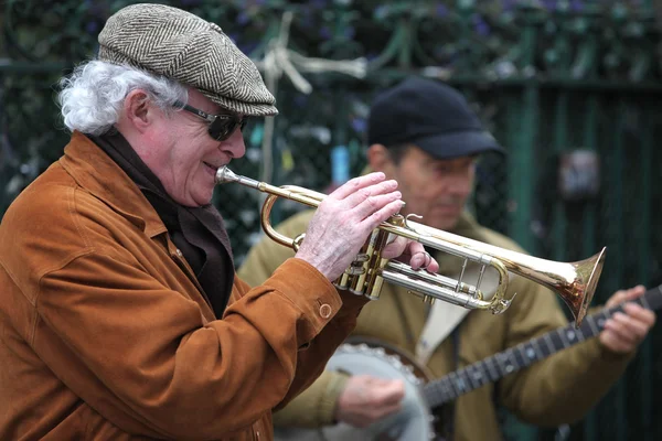 PARIS - 27 AVRIL : Un musicien non identifié joue devant le public en plein air le 27 avril 2013 à Paris, France — Photo