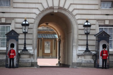 Buckingham Sarayı dışında grenadier nöbetçi