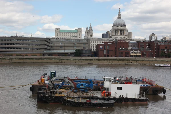 重建伦敦、 黑衣桥和英国伦敦圣保罗大教堂的圆顶 — 图库照片