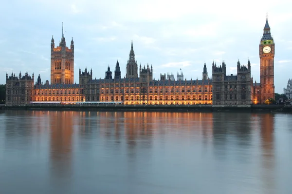 Big ben och Westminsterpalatset på kvällen, london, Storbritannien — Stockfoto