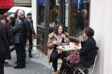 Paris - 27 Nisan: Parisians ve zevk turist yiyecek ve içecekler kafeterya kaldırım