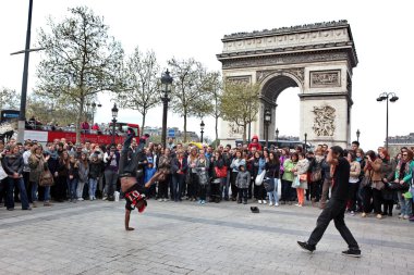 Paris - 27 Nisan:: b-boy bazı breakdance yaparken hamle önünde bir sokak kalabalık triumph arch adlı