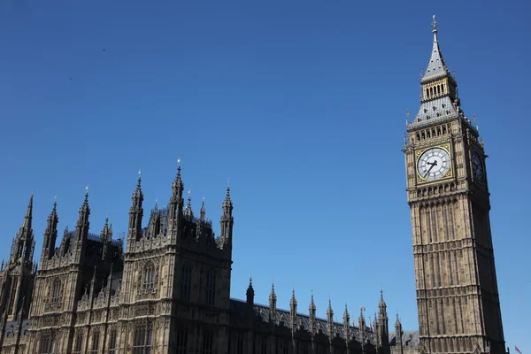 Big Ben'e ve Parlamento Londra, İngiltere evler — Stok fotoğraf